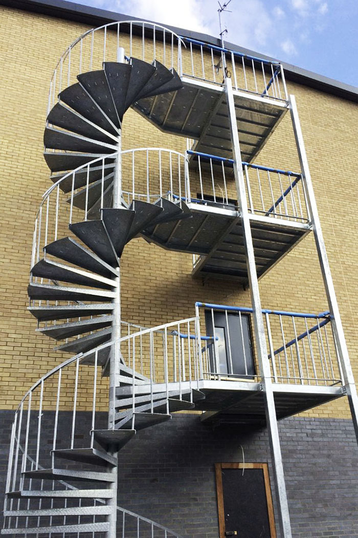 thang thoát hiểm ngoài trời